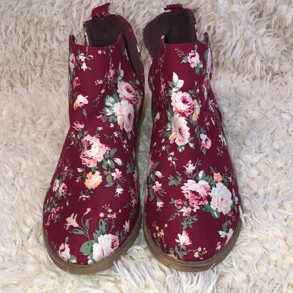 JG Women’s burgundy comfort round toe slip on. Floral ankle booties